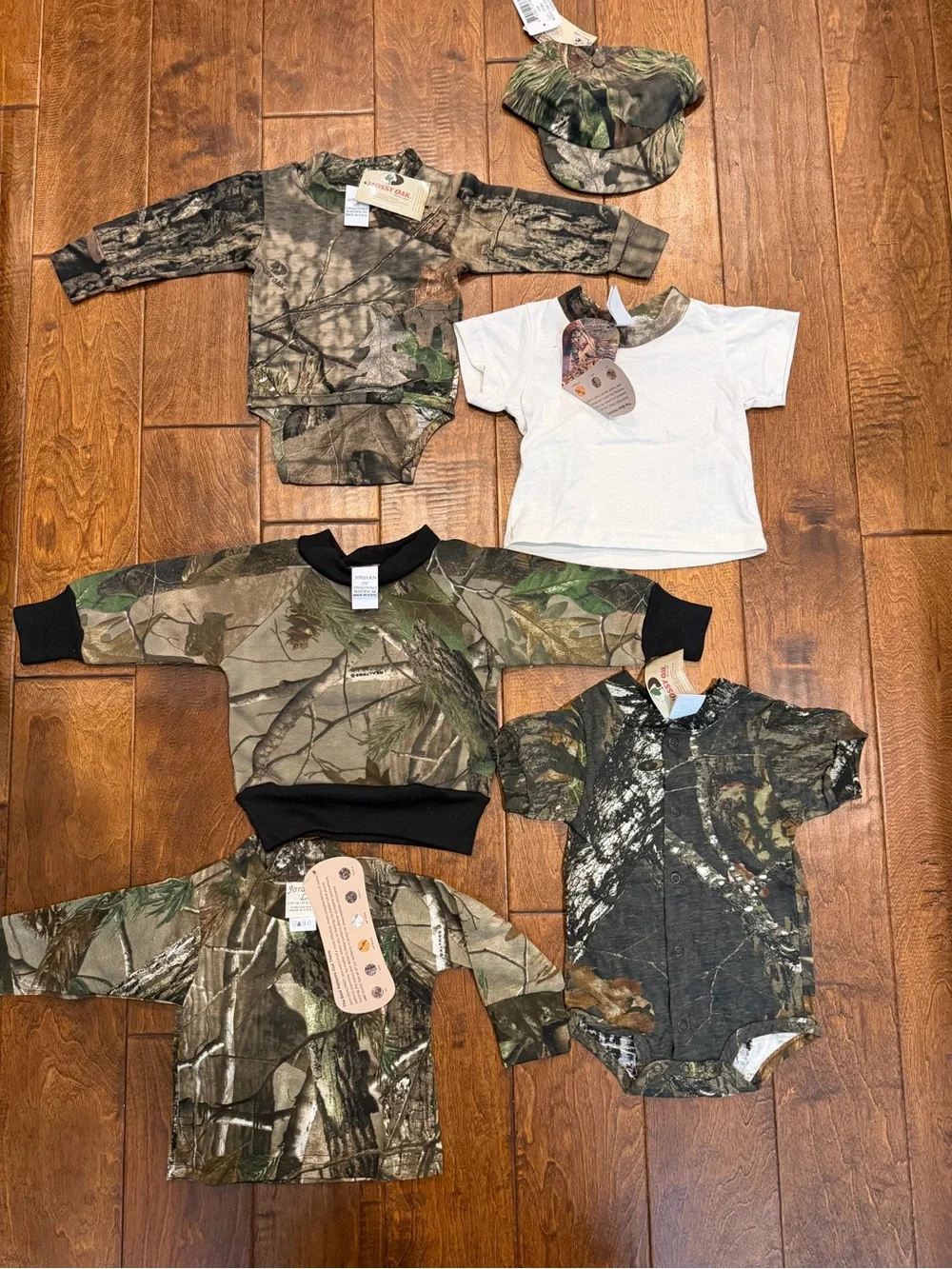 6 Piece Set Of REALTREE Mossy Oak Newborn 0-6 Months Camo Outfits NWT - Picture 2 of 12